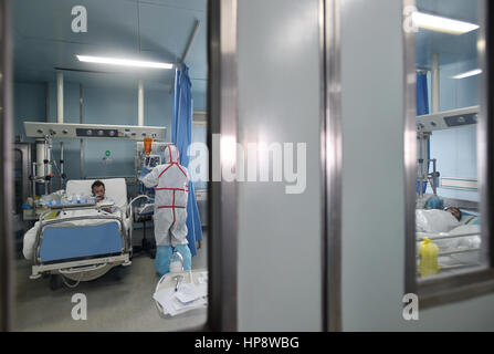 Wuhan, Wuhan, China. 12. Februar 2017. Wuhan, CHINA-12. Februar 2017: (nur zur redaktionellen Verwendung. CHINA HERAUS). Ärzte bieten medizinische Behandlung für einen H7N9 Patienten in einem Krankenhaus in Wuhan, Hubei Provinz Zentral-China, 12. Februar 2017. Statistiken zeigten, dass 22 Patienten vom 13. Februar als H7N9 in Hubei diagnostiziert wurden. Bildnachweis: SIPA Asien/ZUMA Draht/Alamy Live-Nachrichten Stockfoto