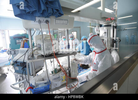 Wuhan, Wuhan, China. 12. Februar 2017. Wuhan, CHINA-12. Februar 2017: (nur zur redaktionellen Verwendung. CHINA HERAUS). Ärzte bieten medizinische Behandlung für einen H7N9 Patienten in einem Krankenhaus in Wuhan, Hubei Provinz Zentral-China, 12. Februar 2017. Statistiken zeigten, dass 22 Patienten vom 13. Februar als H7N9 in Hubei diagnostiziert wurden. Bildnachweis: SIPA Asien/ZUMA Draht/Alamy Live-Nachrichten Stockfoto