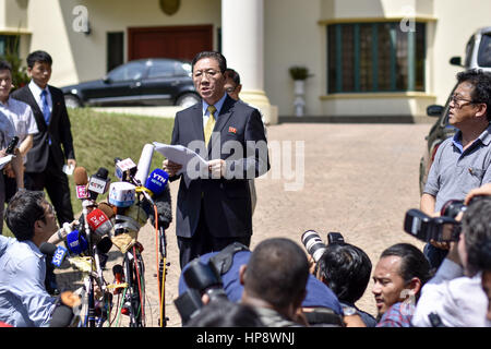 Kuala Lumpur, MALAYSIA. 20. Februar 2017. Nordkoreas Botschafter in Malaysia, befasst sich mit Kang Chol Medien am 20. Februar 2017 an die Botschaft von Nordkorea in Kuala Lumpur, Malaysia. Bildnachweis: Chris Jung/ZUMA Draht/Alamy Live-Nachrichten Stockfoto