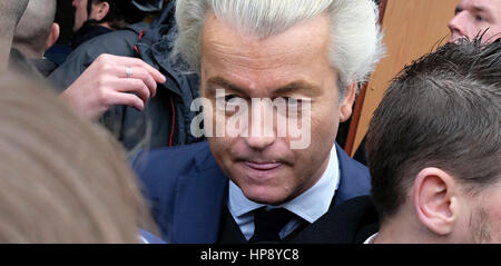 Rotterdam, Niederlande. 18. Februar 2017. Firebrand Int-Islam Gesetzgeber Geert Wilders im Wahlkampf in Spijkenisse, in der Nähe von Rotterdam, Niederlande, Samstag, 18. Februar 2017 zu stoppen. Jetzt, als eine 15 März Parlamentswahlen Webstühle, die politische Stimmung ist nach innen zu wenden wie Wilders dominiert Umfragen mit einer isolationistischen Manifest, das für die Niederlande fordert ", wieder unabhängig zu sein. So aus der EU. " Bildnachweis: Jakub Dospiva/CTK Foto/Alamy Live-Nachrichten Stockfoto