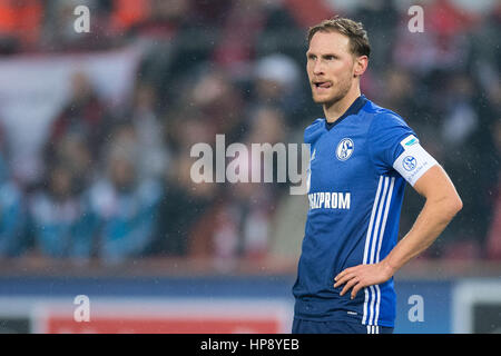 Köln, Deutschland. 19. Februar 2017. Schalke Benedikt Hoewedes steht in der deutschen Bundesliga-Fußballspiel zwischen 1. FC Köln und FC Schalke 04 am RheinEnergieStadion in Köln, Deutschland, 19. Februar 2017. Foto: Marius Becker/Dpa/Alamy Live News Stockfoto