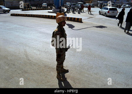 Quetta, Pakistan. 20. Februar 2017. Ein Soldat steht Wache unterwegs aufgrund hoher Sicherheitswarnung im Südwesten Pakistans Quetta, am 20. Februar 2017. Bildnachweis: Irfan/Xinhua/Alamy Live-Nachrichten Stockfoto