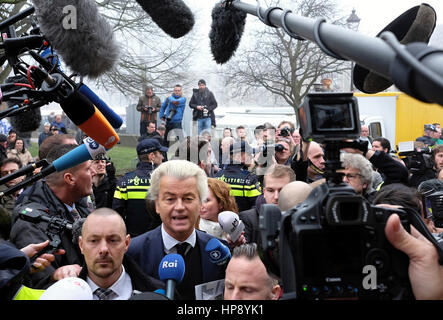 Rotterdam, Niederlande. 18. Februar 2017. Firebrand Int-Islam Gesetzgeber Geert Wilders im Wahlkampf in Spijkenisse, in der Nähe von Rotterdam, Niederlande, Samstag, 18. Februar 2017 zu stoppen. Jetzt, als eine 15 März Parlamentswahlen Webstühle, die politische Stimmung ist nach innen zu wenden wie Wilders dominiert Umfragen mit einer isolationistischen Manifest, das für die Niederlande fordert ", wieder unabhängig zu sein. So aus der EU. " Bildnachweis: Jakub Dospiva/CTK Foto/Alamy Live-Nachrichten Stockfoto