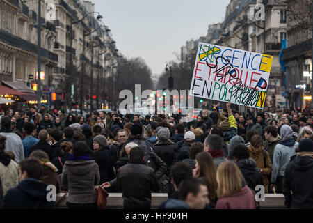 Paris, Frankreich. 19. Februar 2017. Anti-Korruptions-Demo, stehende Nacht zurück - 19.02.2017 - Frankreich/Ile-de-France (Region) / Paris - Demonstration gegen die Korruption der Auserwählten, auf der Place De La République in Paris, 19.02.2017 Demonstration und Diskussion gegen die Korruption der gewählten Franzosen. -Julien Mattia/Le Pictorium Credit: Le Pictorium/Alamy Live-Nachrichten Stockfoto