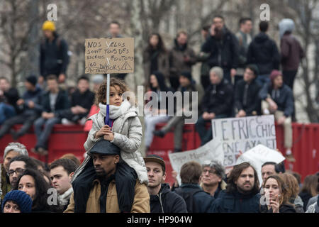 Paris, Frankreich. 19. Februar 2017. Anti-Korruptions-Demo, stehende Nacht zurück - 19.02.2017 - Frankreich/Ile-de-France (Region) / Paris - Demonstration gegen die Korruption der Auserwählten, auf der Place De La République in Paris, 19.02.2017 Demonstration und Diskussion gegen die Korruption der gewählten Franzosen. -Julien Mattia/Le Pictorium Credit: Le Pictorium/Alamy Live-Nachrichten Stockfoto