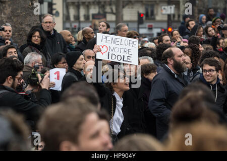 Paris, Frankreich. 19. Februar 2017. Anti-Korruptions-Demo, stehende Nacht zurück - 19.02.2017 - Frankreich/Ile-de-France (Region) / Paris - Demonstration gegen die Korruption der Auserwählten, auf der Place De La République in Paris, 19.02.2017 Demonstration und Diskussion gegen die Korruption der gewählten Franzosen. -Julien Mattia/Le Pictorium Credit: Le Pictorium/Alamy Live-Nachrichten Stockfoto