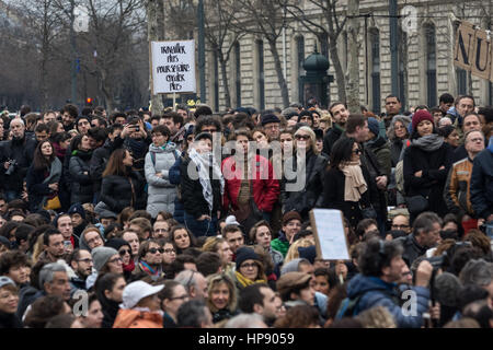 Paris, Frankreich. 19. Februar 2017. Anti-Korruptions-Demo, stehende Nacht zurück - 19.02.2017 - Frankreich/Ile-de-France (Region) / Paris - Demonstration gegen die Korruption der Auserwählten, auf der Place De La République in Paris, 19.02.2017 Demonstration und Diskussion gegen die Korruption der gewählten Franzosen. -Julien Mattia/Le Pictorium Credit: Le Pictorium/Alamy Live-Nachrichten Stockfoto