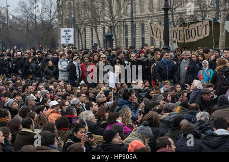 Paris, Frankreich. 19. Februar 2017. Anti-Korruptions-Demo, stehende Nacht zurück - 19.02.2017 - Frankreich/Ile-de-France (Region) / Paris - Demonstration gegen die Korruption der Auserwählten, auf der Place De La République in Paris, 19.02.2017 Demonstration und Diskussion gegen die Korruption der gewählten Franzosen. -Julien Mattia/Le Pictorium Credit: Le Pictorium/Alamy Live-Nachrichten Stockfoto