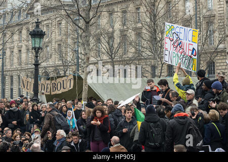 Paris, Frankreich. 19. Februar 2017. Anti-Korruptions-Demo, stehende Nacht zurück - 19.02.2017 - Frankreich/Ile-de-France (Region) / Paris - Demonstration gegen die Korruption der Auserwählten, auf der Place De La République in Paris, 19.02.2017 Demonstration und Diskussion gegen die Korruption der gewählten Franzosen. -Julien Mattia/Le Pictorium Credit: Le Pictorium/Alamy Live-Nachrichten Stockfoto