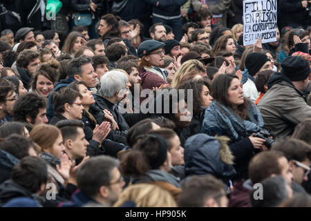 Paris, Frankreich. 19. Februar 2017. Anti-Korruptions-Demo, stehende Nacht zurück - 19.02.2017 - Frankreich/Ile-de-France (Region) / Paris - Demonstration gegen die Korruption der Auserwählten, auf der Place De La République in Paris, 19.02.2017 Demonstration und Diskussion gegen die Korruption der gewählten Franzosen. -Julien Mattia/Le Pictorium Credit: Le Pictorium/Alamy Live-Nachrichten Stockfoto