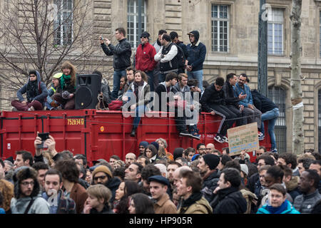 Paris, Frankreich. 19. Februar 2017. Anti-Korruptions-Demo, stehende Nacht zurück - 19.02.2017 - Frankreich/Ile-de-France (Region) / Paris - Demonstration gegen die Korruption der Auserwählten, auf der Place De La République in Paris, 19.02.2017 Demonstration und Diskussion gegen die Korruption der gewählten Franzosen. -Julien Mattia/Le Pictorium Credit: Le Pictorium/Alamy Live-Nachrichten Stockfoto