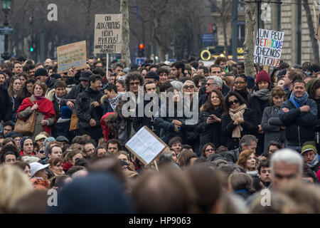 Paris, Frankreich. 19. Februar 2017. Anti-Korruptions-Demo, stehende Nacht zurück - 19.02.2017 - Frankreich/Ile-de-France (Region) / Paris - Demonstration gegen die Korruption der Auserwählten, auf der Place De La République in Paris, 19.02.2017 Demonstration und Diskussion gegen die Korruption der gewählten Franzosen. -Julien Mattia/Le Pictorium Credit: Le Pictorium/Alamy Live-Nachrichten Stockfoto