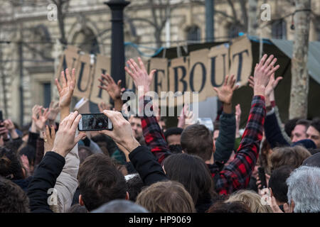 Paris, Frankreich. 19. Februar 2017. Anti-Korruptions-Demo, stehende Nacht zurück - 19.02.2017 - Frankreich/Ile-de-France (Region) / Paris - Demonstration gegen die Korruption der Auserwählten, auf der Place De La République in Paris, 19.02.2017 Demonstration und Diskussion gegen die Korruption der gewählten Franzosen. -Julien Mattia/Le Pictorium Credit: Le Pictorium/Alamy Live-Nachrichten Stockfoto