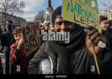 Paris, Frankreich. 19. Februar 2017. Anti-Korruptions-Demo, stehende Nacht zurück - 19.02.2017 - Frankreich/Ile-de-France (Region) / Paris - Demonstration gegen die Korruption der Auserwählten, auf der Place De La République in Paris, 19.02.2017 Demonstration und Diskussion gegen die Korruption der gewählten Franzosen. -Julien Mattia/Le Pictorium Credit: Le Pictorium/Alamy Live-Nachrichten Stockfoto