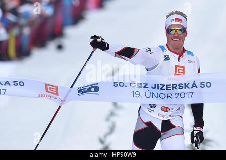 Bedrichov, Tschechische Republik. 19. Februar 2017. Norweger Morten Eide Pedersen (Mitte) gewann die 50. Jizerská Padesatka 50 km internationalen Ski Classics Langlaufrennen in Bedrichov, Tschechische Republik, 19. Februar 2017. Bildnachweis: Vit Cerny/CTK Foto/Alamy Live-Nachrichten Stockfoto