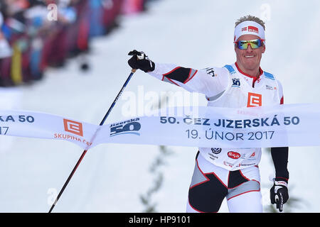 Bedrichov, Tschechische Republik. 19. Feb, 2017.der Norweger Morten Eide Pedersen (Mitte) gewann am 19. Februar 50. 2017 das internationale Ski Classics-Langlaufrennen Jizerska padesatka auf 50 km Länge in Bedrichov, Tschechien. ) CTK Photo/Radek Petrasek) Stockfoto