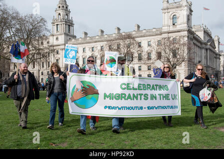 London, UK. 20. Februar 2017. Menschen mit Fahnen aus vielen Ländern versammeln sich in Parliament Square Teilnahme an einem "Flagge Mob", ein Tag der Einheit zur Unterstützung von Migranten weltweit, von einem Tag ohne uns organisiert. Bildnachweis: Stephen Chung/Alamy Live-Nachrichten Stockfoto