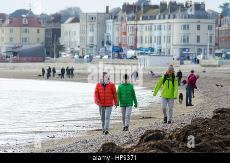 Weymouth, Dorset, UK. 20. Februar 2017. Großbritannien Wetter. Wanderer genießen Sie einen Spaziergang am Strand an einem bewölkten Tag in Weymouth in Dorset an einem Tag über Durchschnittstemperaturen. Bildnachweis: Graham Hunt/Alamy Live-Nachrichten Stockfoto