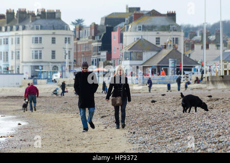 Weymouth, Dorset, UK. 20. Februar 2017. Großbritannien Wetter. Wanderer genießen Sie einen Spaziergang am Strand an einem bewölkten Tag in Weymouth in Dorset an einem Tag über Durchschnittstemperaturen. Bildnachweis: Graham Hunt/Alamy Live-Nachrichten Stockfoto