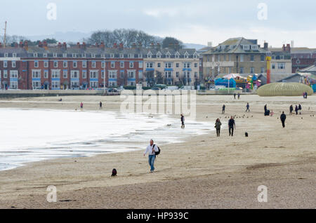 Weymouth, Dorset, UK. 20. Februar 2017. Großbritannien Wetter. Wanderer genießen Sie einen Spaziergang am Strand an einem bewölkten Tag in Weymouth in Dorset an einem Tag über Durchschnittstemperaturen. Bildnachweis: Graham Hunt/Alamy Live-Nachrichten Stockfoto