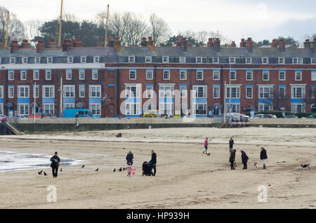 Weymouth, Dorset, UK. 20. Februar 2017. Großbritannien Wetter. Wanderer genießen Sie einen Spaziergang am Strand an einem bewölkten Tag in Weymouth in Dorset an einem Tag über Durchschnittstemperaturen. Bildnachweis: Graham Hunt/Alamy Live-Nachrichten Stockfoto