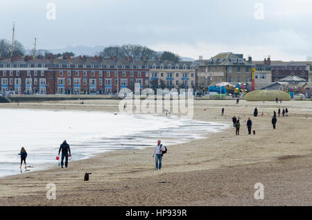 Weymouth, Dorset, UK. 20. Februar 2017. Großbritannien Wetter. Wanderer genießen Sie einen Spaziergang am Strand an einem bewölkten Tag in Weymouth in Dorset an einem Tag über Durchschnittstemperaturen. Bildnachweis: Graham Hunt/Alamy Live-Nachrichten Stockfoto