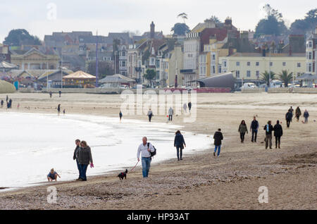 Weymouth, Dorset, UK. 20. Februar 2017. Großbritannien Wetter. Wanderer genießen Sie einen Spaziergang am Strand an einem bewölkten Tag in Weymouth in Dorset an einem Tag über Durchschnittstemperaturen. Bildnachweis: Graham Hunt/Alamy Live-Nachrichten Stockfoto