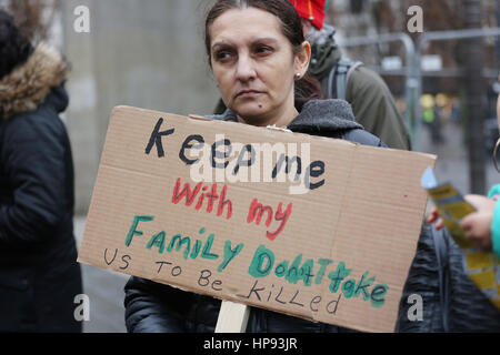 Manchester, UK. 20. Februar 2017. Eine Frau mit einem Schild "Halten Sie mich mit meiner Familie nicht nehmen uns getötet werden", lautet Piccadilly Gardens, Manchester, 20. Februar 2017 (C) Barbara Koch/Alamy Live News Stockfoto