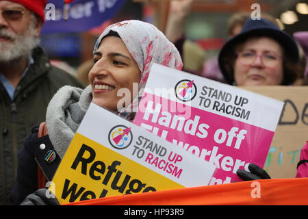 Manchester, UK. 20. Februar 2017. Nahella Ashraf vom Stand bis zu Rassismus schließt sich Demonstranten in Piccadilly Gardens, Manchester, 20. Februar 2017 (C) Barbara Koch/Alamy Live News Stockfoto