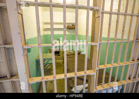 San Francisco, California, Vereinigte Staaten von Amerika - 14. August 2016: Detail der Bars aus einer einzigen Zelle von Alcatraz Gefängnis aus Sicht nach außen. Beliebte Attraktion ich Stockfoto
