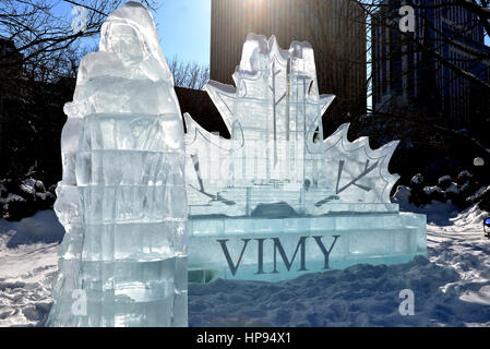 Ottawa, Kanada - 18. Februar 2017: Eis Skulptur Hommage an die WWI-Schlacht von Vimy Ridge, wo es heißt, dass Kanada eine Nation auf dem Display an Confederation Park für das jährliche Winterlude Festival wurde.  Die weibliche Statue ist Mutter Kanada, der Trauer Mütter darstellt. Stockfoto