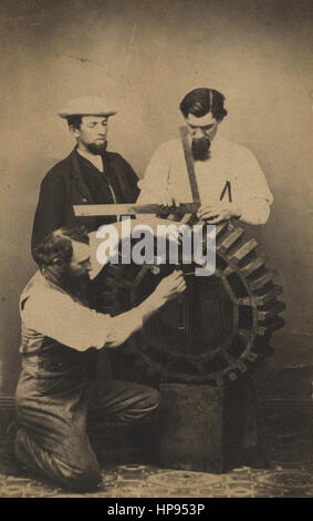 1860er Jahren antike berufliche Foto der amerikanischen Ingenieuren mit einem großen hölzernen Gießerei Muster, Schimmel, Schimmel, der ein Zahnrad, Zahnrad, Zahnrad, Zahnrad, Zahnrad. Quelle: CDV ist Carte de Visite von S.S.Teel fotografische Auto, Belvidere, New Jersey, Vereinigte Staaten von Amerika. Stockfoto
