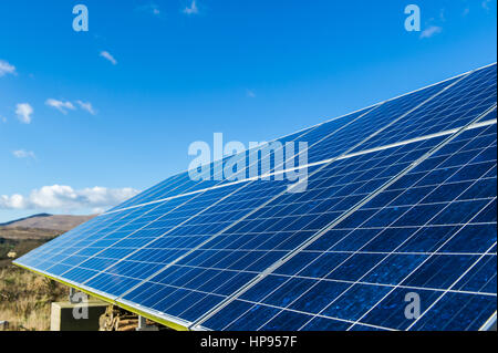 Solar-Panels hautnah unter blauem Himmel mit Textfreiraum. Stockfoto