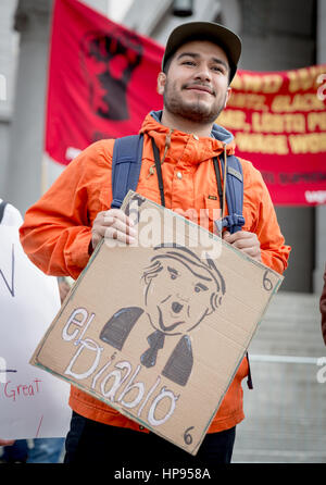 Protetser Einwanderer Rechte Rallye mit Schild mit Präsident Trump-Karikatur mit dem Titel "El Diablo" im Rathaus, Los Angeles, Kalifornien. Stockfoto