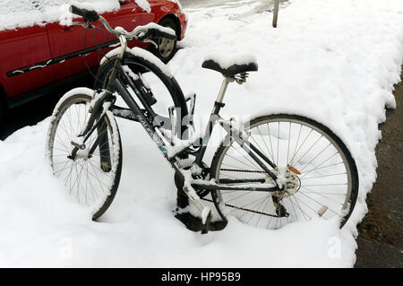 Geparkten Raleigh Fahrrad schneebedeckt, Vancouver, Britisch-Kolumbien, Kanada Stockfoto
