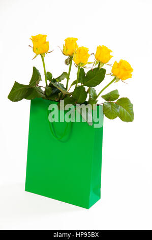 Gelbe Rosen in Tasche isoliert auf weiss Stockfoto