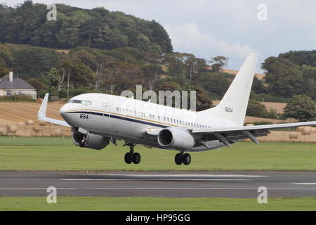 166694, eine Boeing C-40A Clipper von der United States Navy am Flughafen Prestwick in Ayrshire. Stockfoto