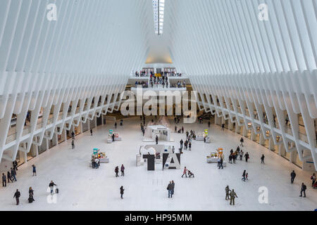 Shopping-Fans und Touristen genießen den Blick ins Innere der Oculus und Geschäfte im Einkaufszentrum Westfield World Trade Center in New York City. Stockfoto