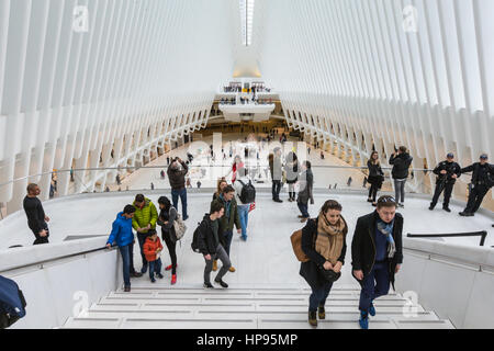 Die Ansicht von einem Erdgeschoss Eingang Oculus World Trade Center Transportation Hub in New York City. Stockfoto