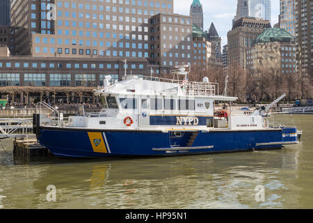 NYPD Hafen Patrouillenboot "P.o. Harry R. Ryman" verankert an der North Cove Marina an Brookfield Place in New York City. Stockfoto