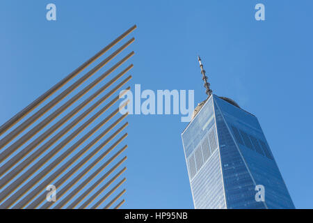 Die gerippten Flügel des Oculus World Trade Center Transportation Hub Kontrast mit One World Trade Center (Freedom Tower) in New York City. Stockfoto