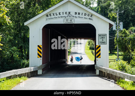 Rexleigh Bridge ist eine gedeckte Holzbrücke über den Batten Kill im Washington County, New York. Es ist eine der 29 historischen gedeckten Brücken in New York. Stockfoto