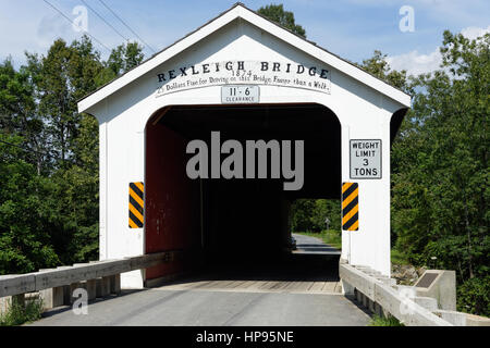 Rexleigh Bridge ist eine gedeckte Holzbrücke über den Batten Kill im Washington County, New York. Es ist eine der 29 historischen gedeckten Brücken in New York. Stockfoto