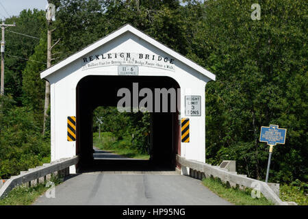 Rexleigh Bridge ist eine gedeckte Holzbrücke über den Batten Kill im Washington County, New York. Es ist eine der 29 historischen gedeckten Brücken in New York. Stockfoto