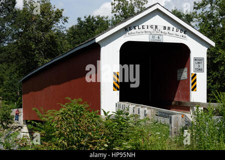 Rexleigh Bridge ist eine gedeckte Holzbrücke über den Batten Kill im Washington County, New York. Es ist eine der 29 historischen gedeckten Brücken in New York. Stockfoto