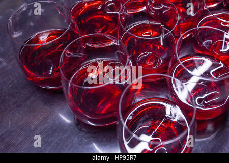 Viele alkoholische Getränke mit crainberries Stockfoto