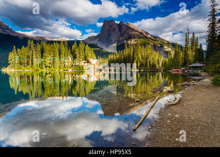 September-Sonnenuntergang am Emerald Lake Lodge in den kanadischen Rockies mit Mount Burgess und Wapta Berg im Hintergrund. Stockfoto