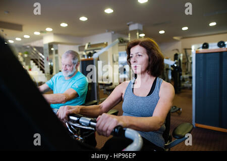 Schön Fit älteres Paar in tun, Cardio Fitness-Studio trainieren. Stockfoto