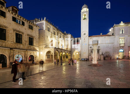 Der Glockenturm und Orlando Säule, Luza Square, Stradun (Placa), am frühen Abend, Dubrovnik, Kroatien. Stockfoto