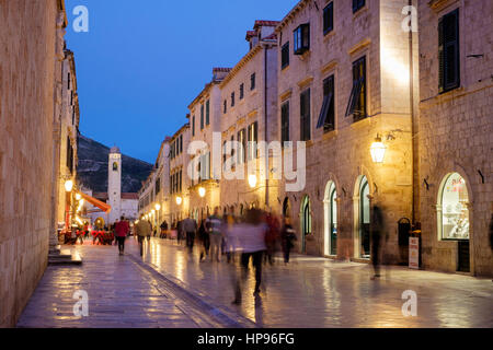 Touristen die promenade entlang der Stradun (Placa) in den frühen Abendstunden, Dubrovnik, Kroatien. Stockfoto